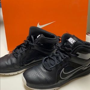 Boys Black Nike Run Lite 5 size 2